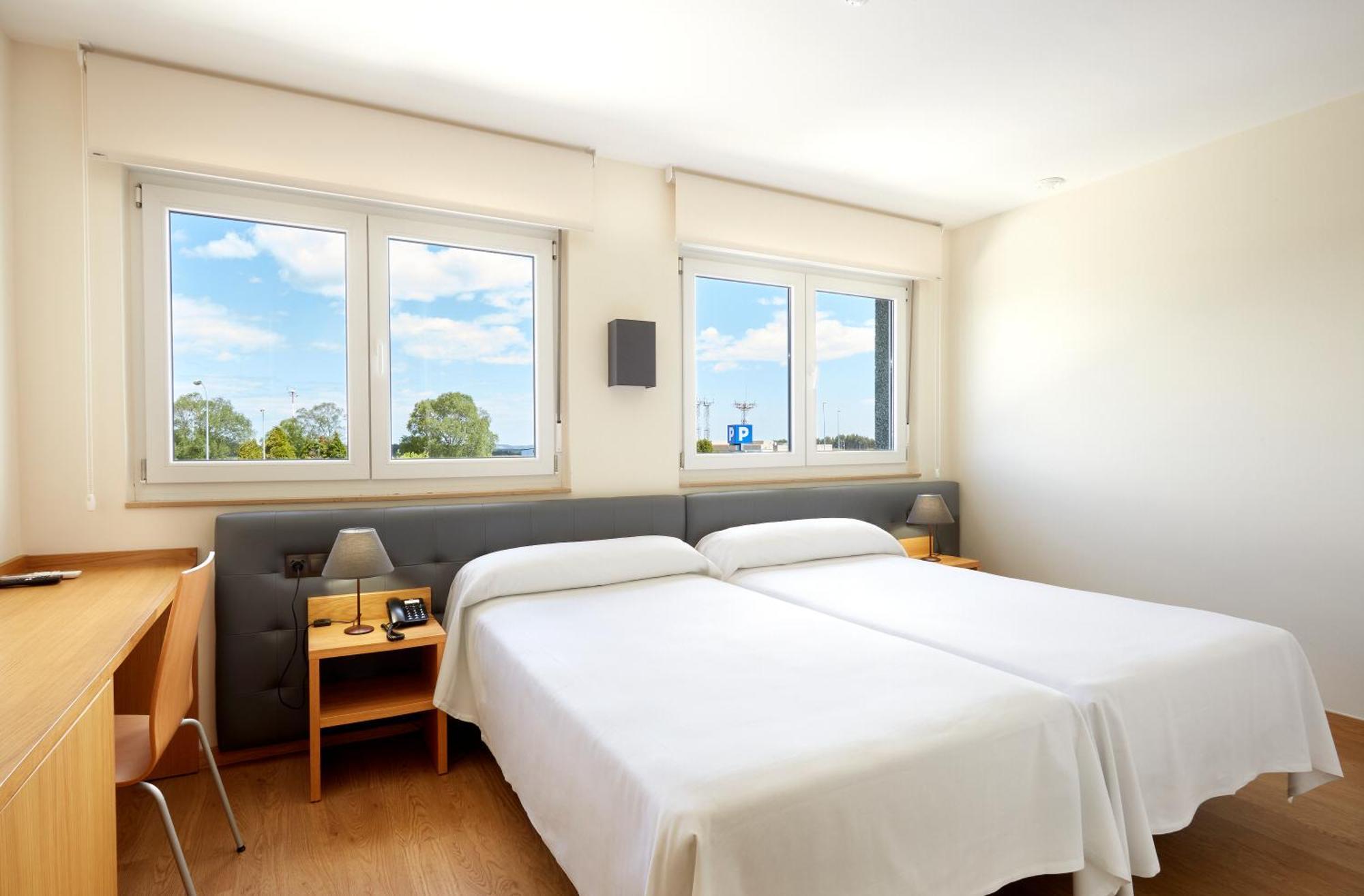Hotel Arias Aeropuerto Santiago Del Monte Ngoại thất bức ảnh