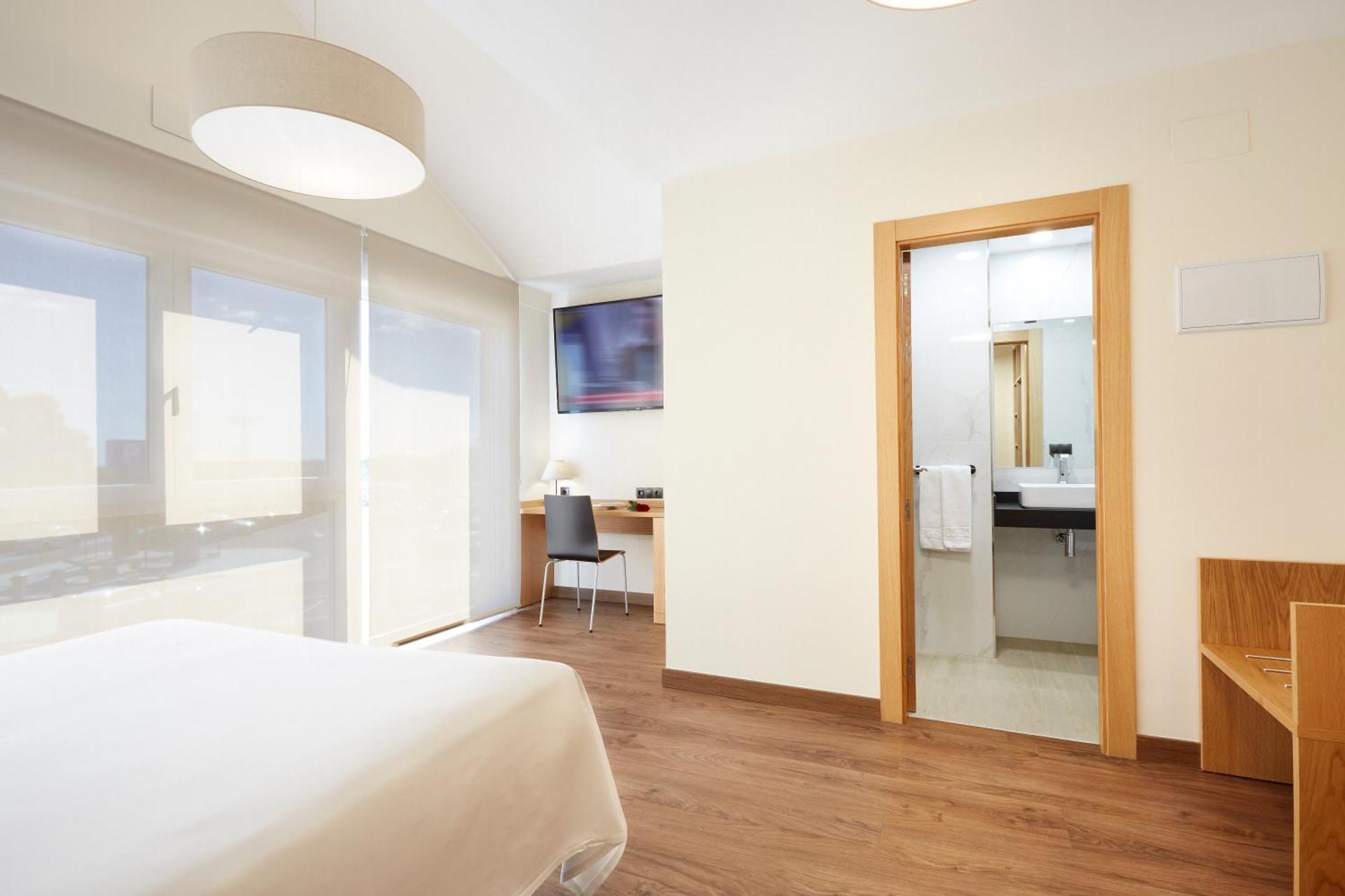 Hotel Arias Aeropuerto Santiago Del Monte Ngoại thất bức ảnh