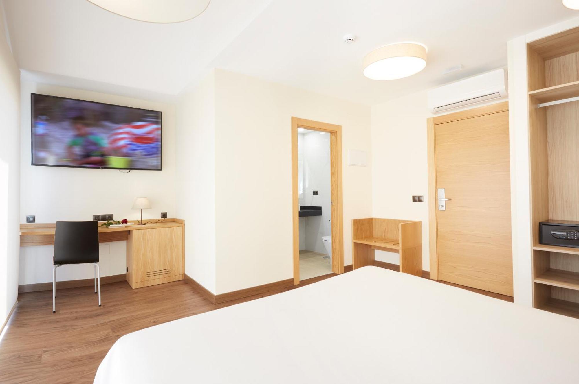 Hotel Arias Aeropuerto Santiago Del Monte Ngoại thất bức ảnh