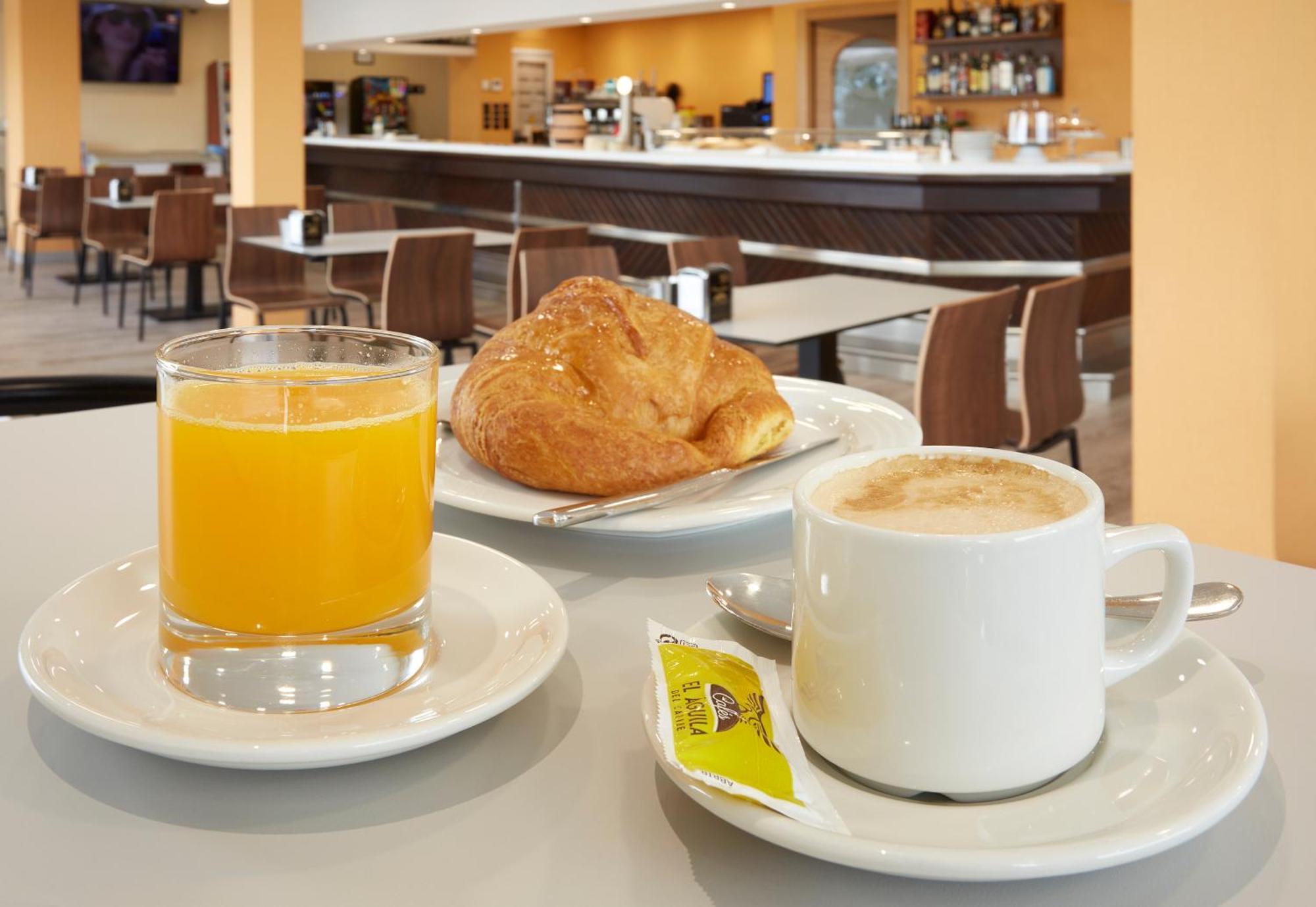 Hotel Arias Aeropuerto Santiago Del Monte Ngoại thất bức ảnh