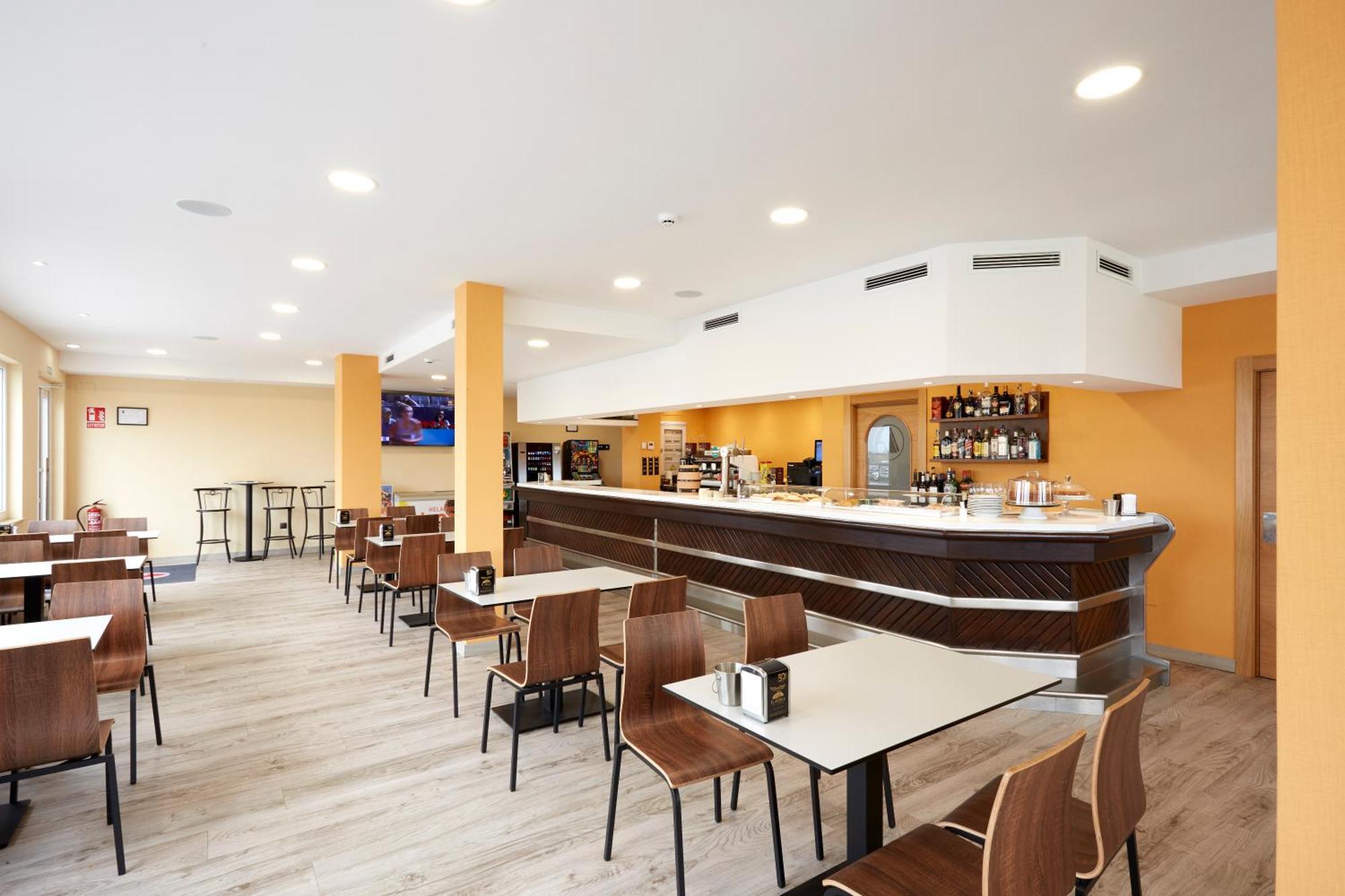 Hotel Arias Aeropuerto Santiago Del Monte Ngoại thất bức ảnh