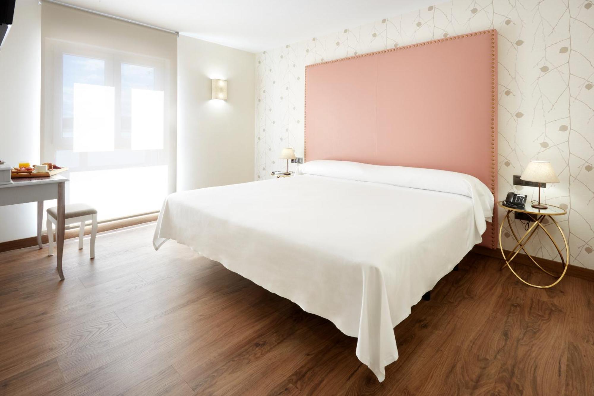 Hotel Arias Aeropuerto Santiago Del Monte Ngoại thất bức ảnh