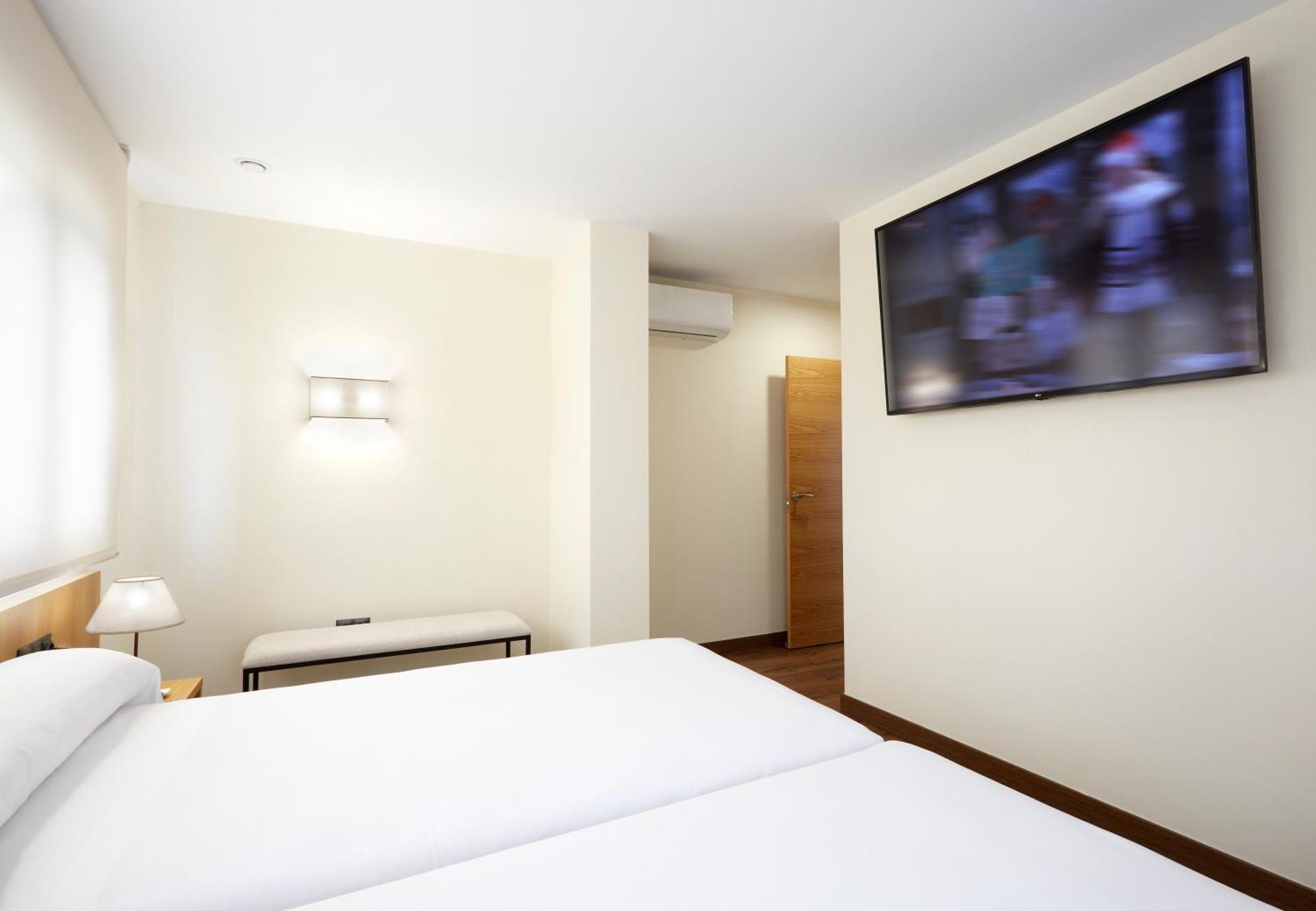 Hotel Arias Aeropuerto Santiago Del Monte Ngoại thất bức ảnh