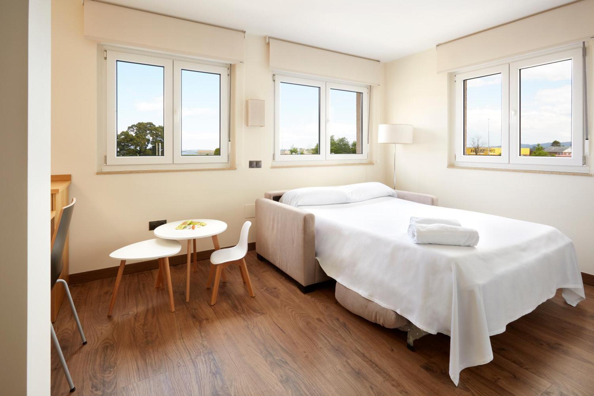 Hotel Arias Aeropuerto Santiago Del Monte Ngoại thất bức ảnh