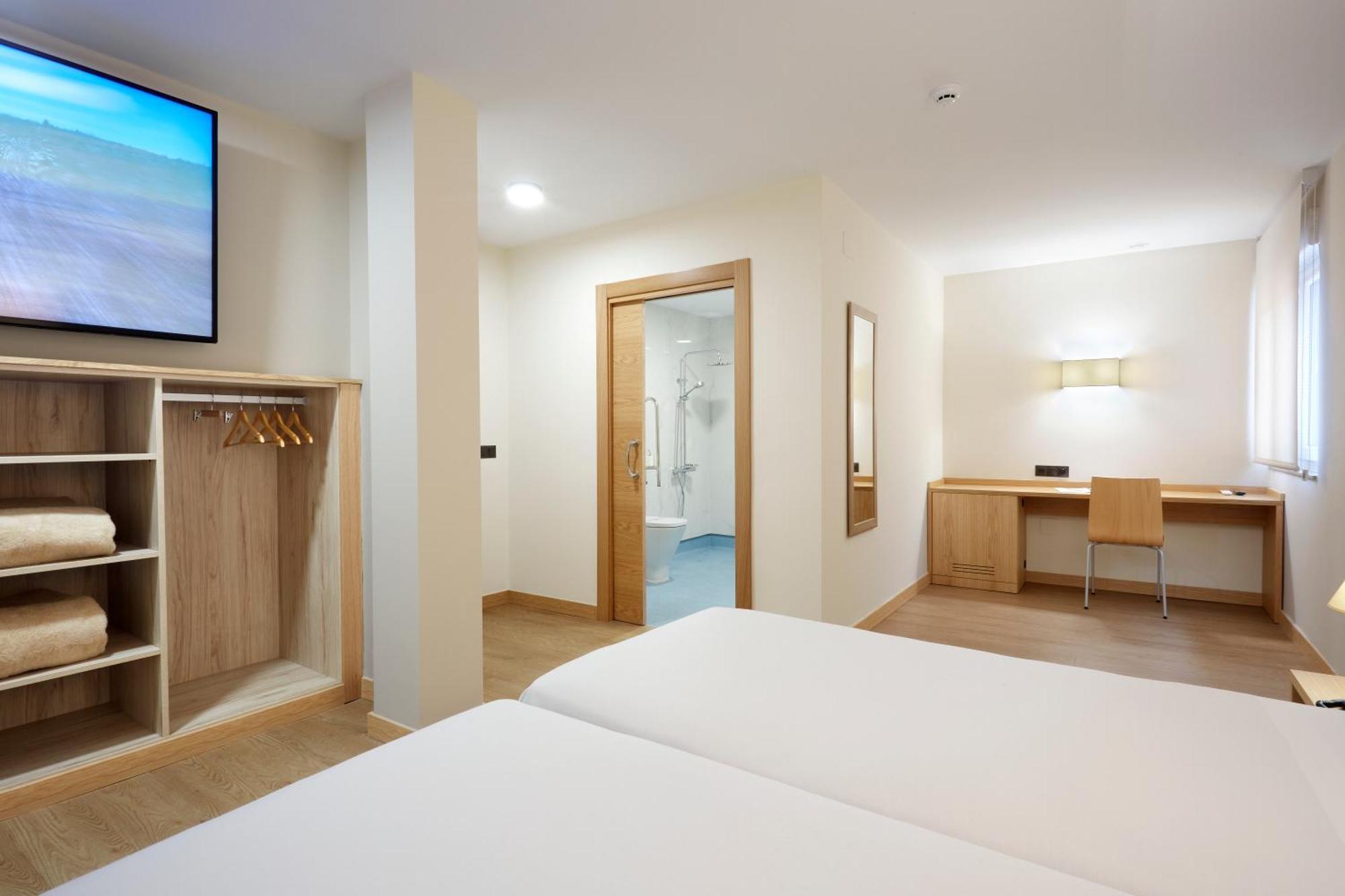 Hotel Arias Aeropuerto Santiago Del Monte Ngoại thất bức ảnh