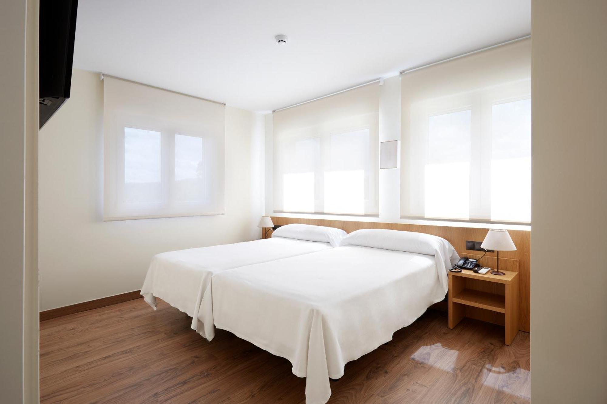 Hotel Arias Aeropuerto Santiago Del Monte Ngoại thất bức ảnh