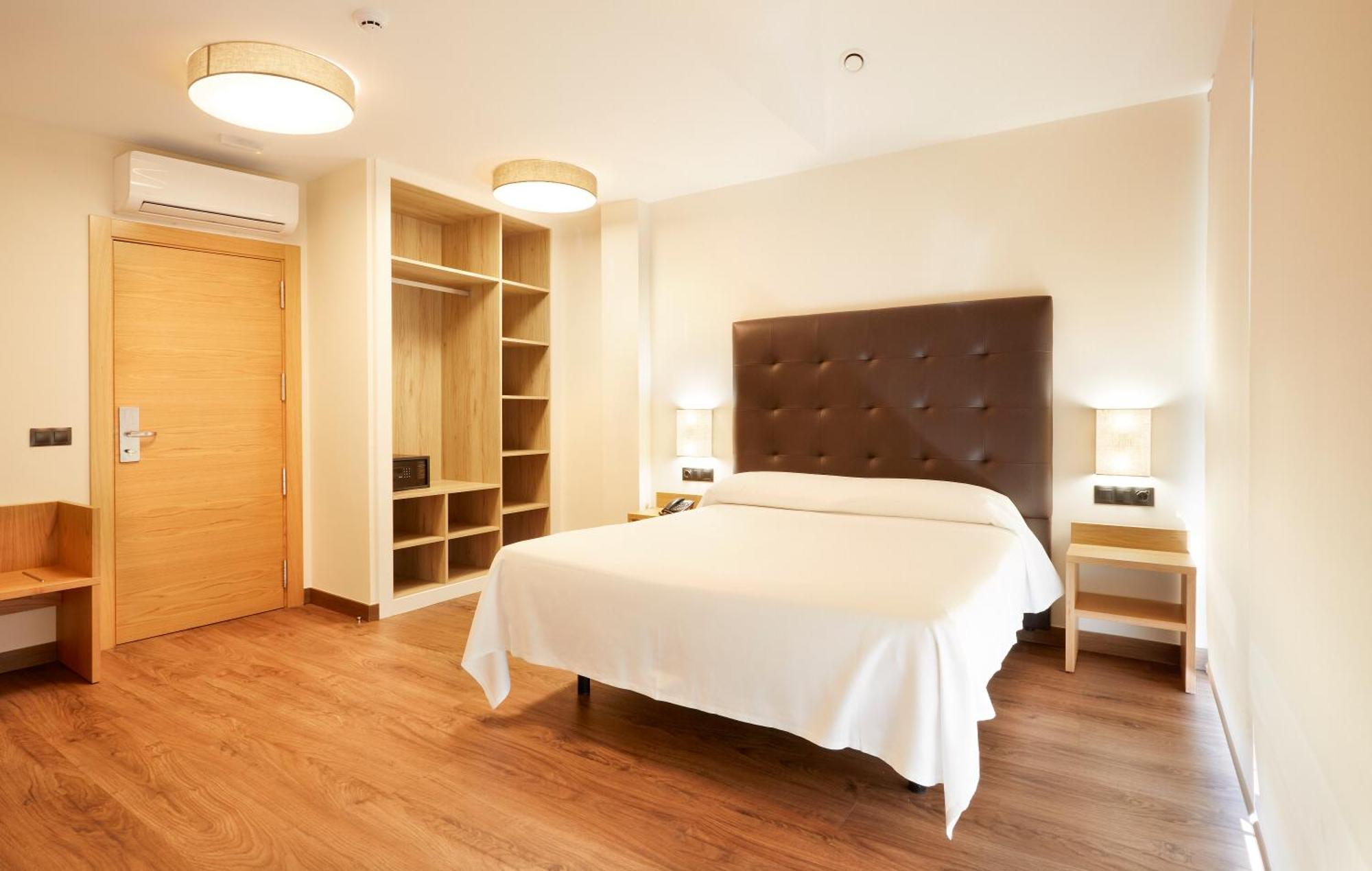 Hotel Arias Aeropuerto Santiago Del Monte Ngoại thất bức ảnh