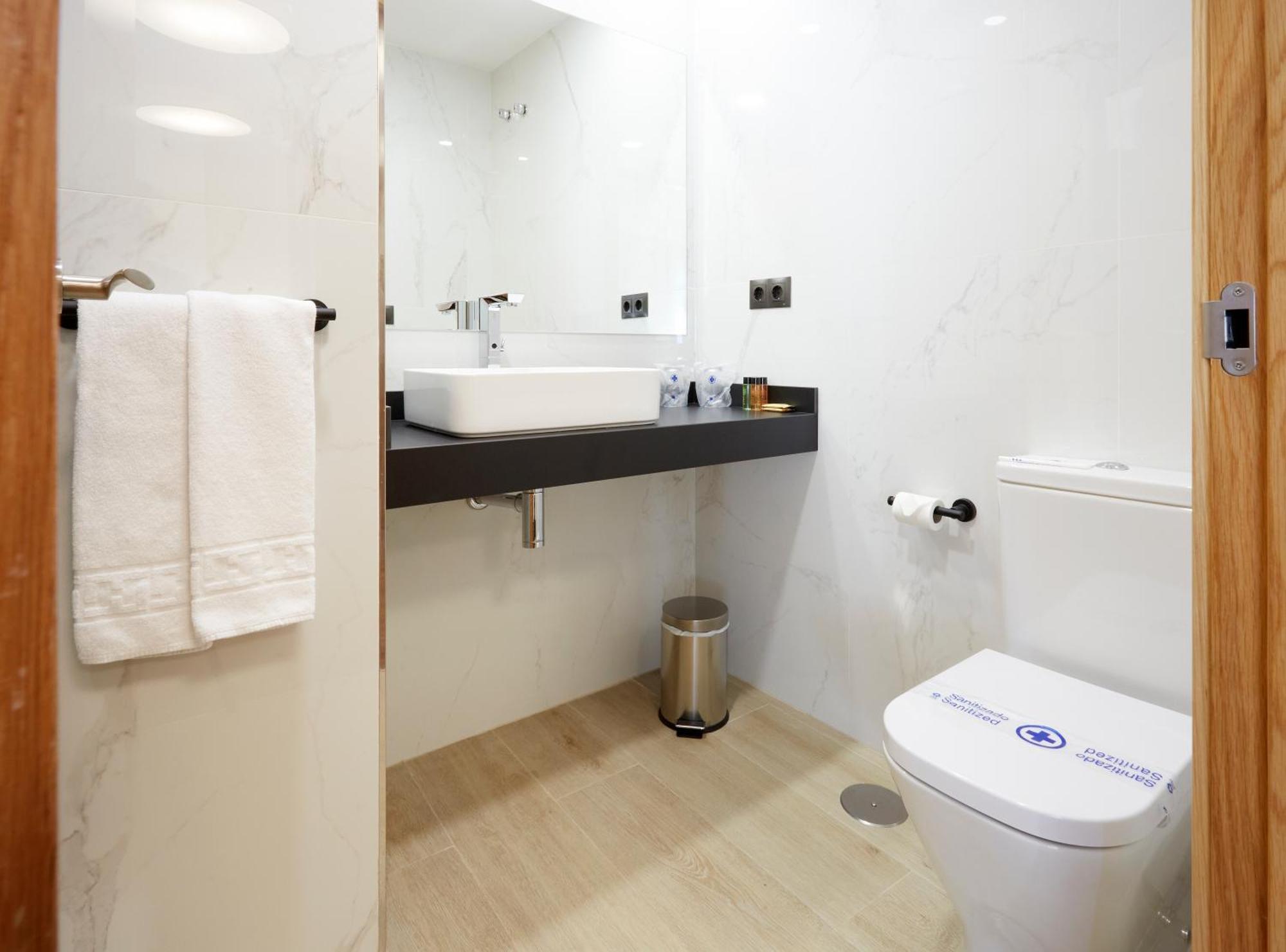 Hotel Arias Aeropuerto Santiago Del Monte Ngoại thất bức ảnh